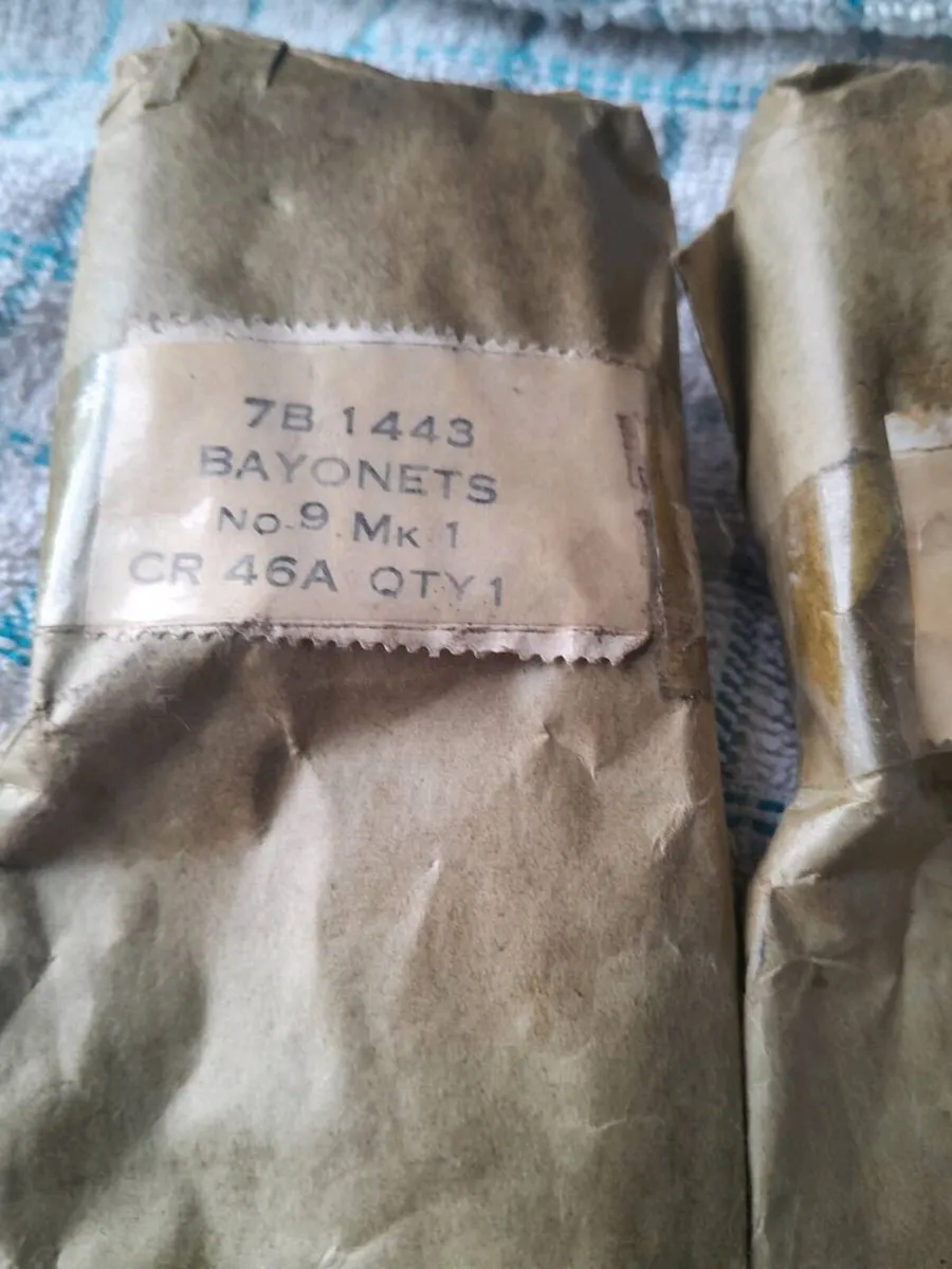 Pair of no 9 mk bayonet - Image 1