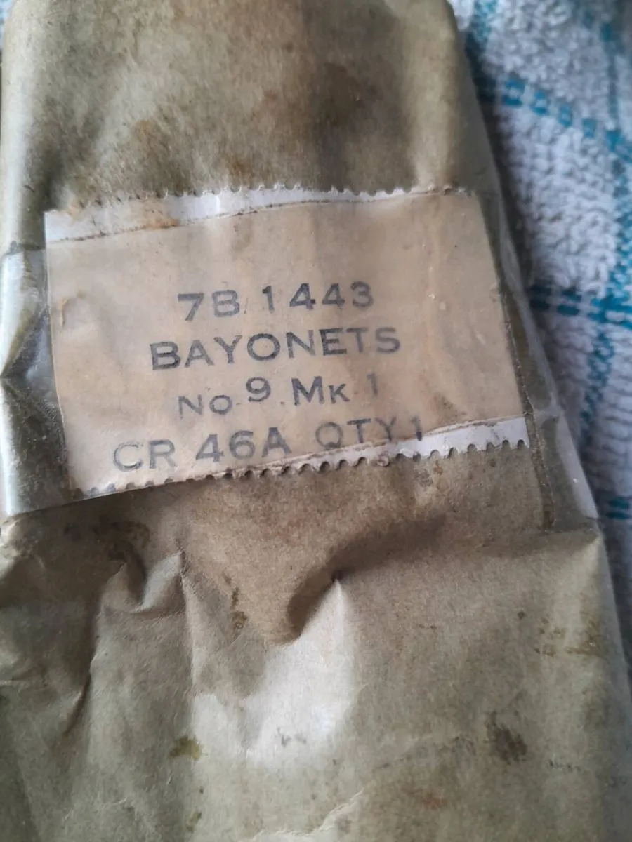 Pair of no 9 mk bayonet - Image 3