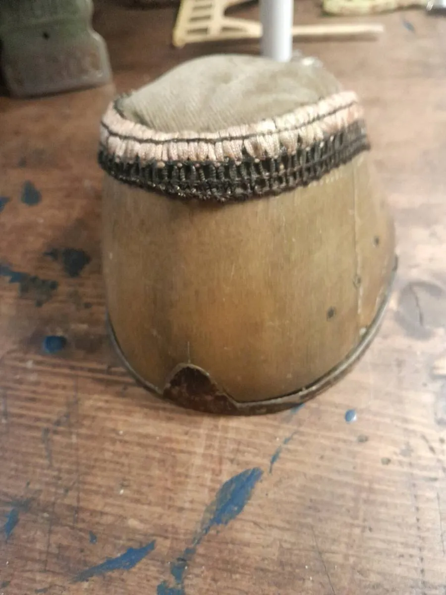 Antique horses hoof pin cousin - Image 2