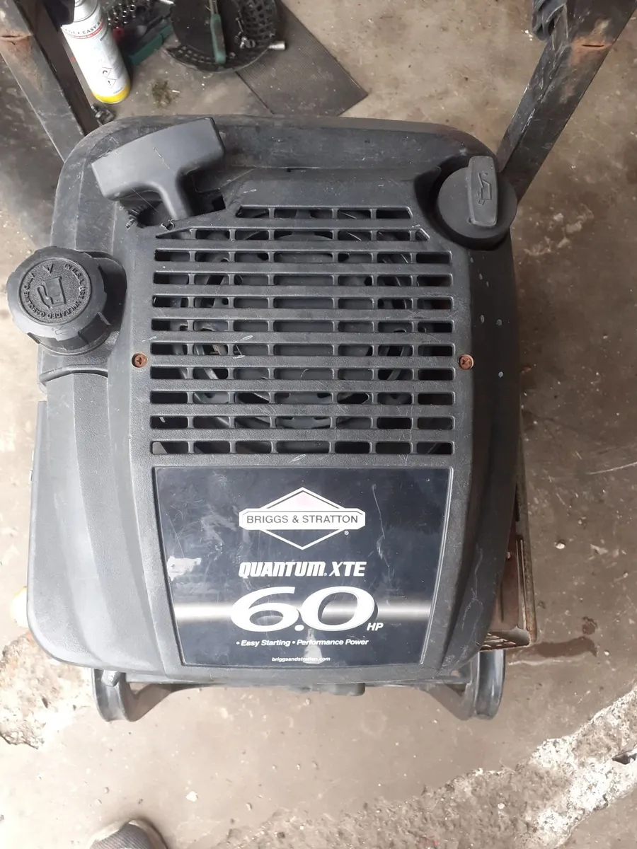 6 hp briggs & stratton  engine - Image 1