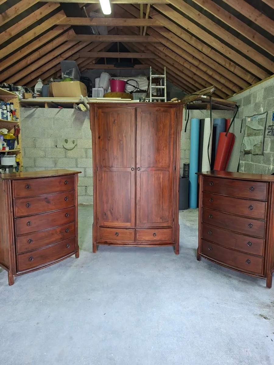 Wardrobe and 2 Chest of Drawers - Image 1