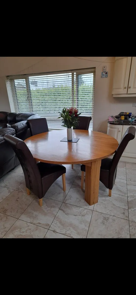 Large round oak table - Image 1