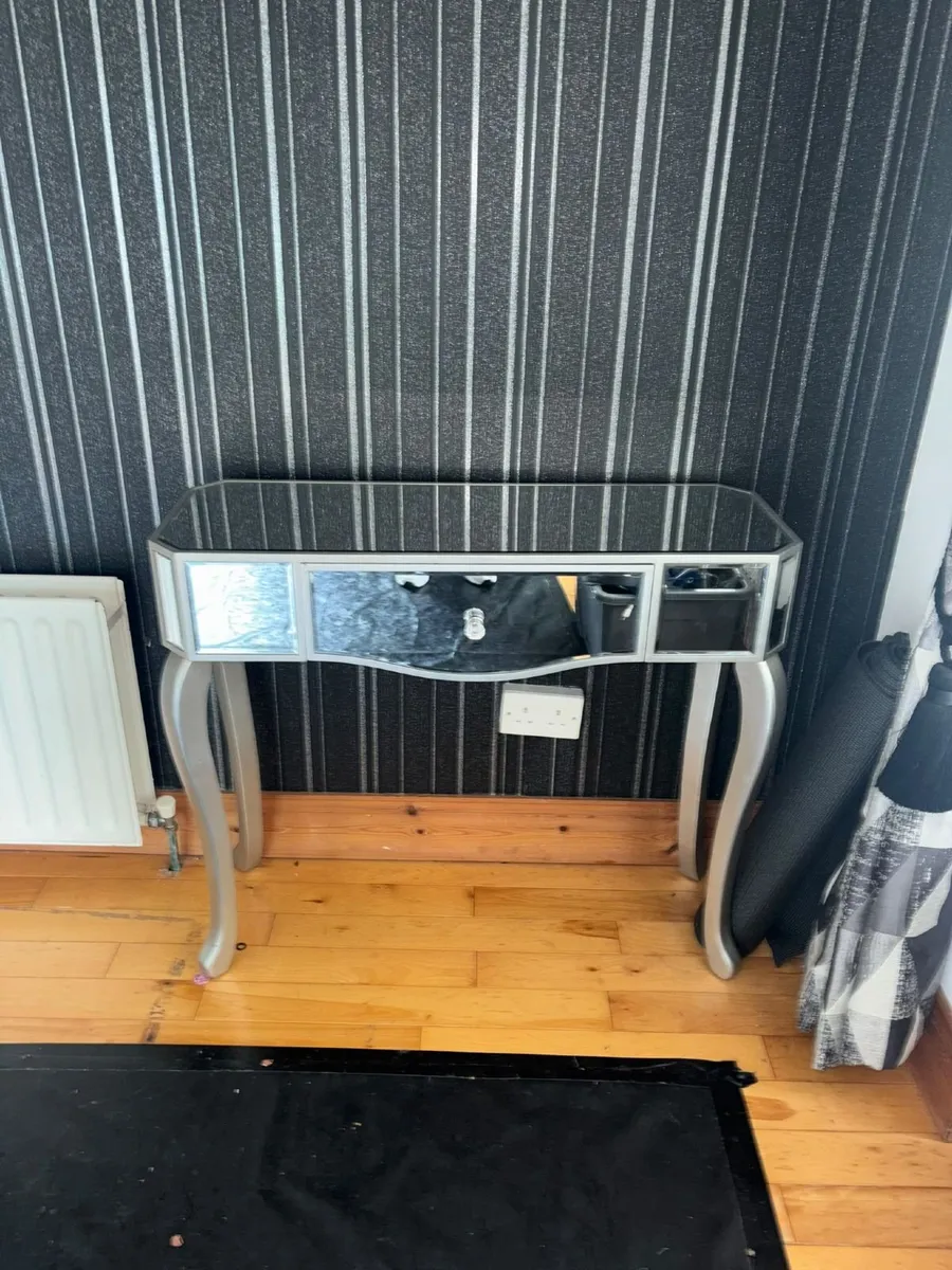 Console Table - Image 3