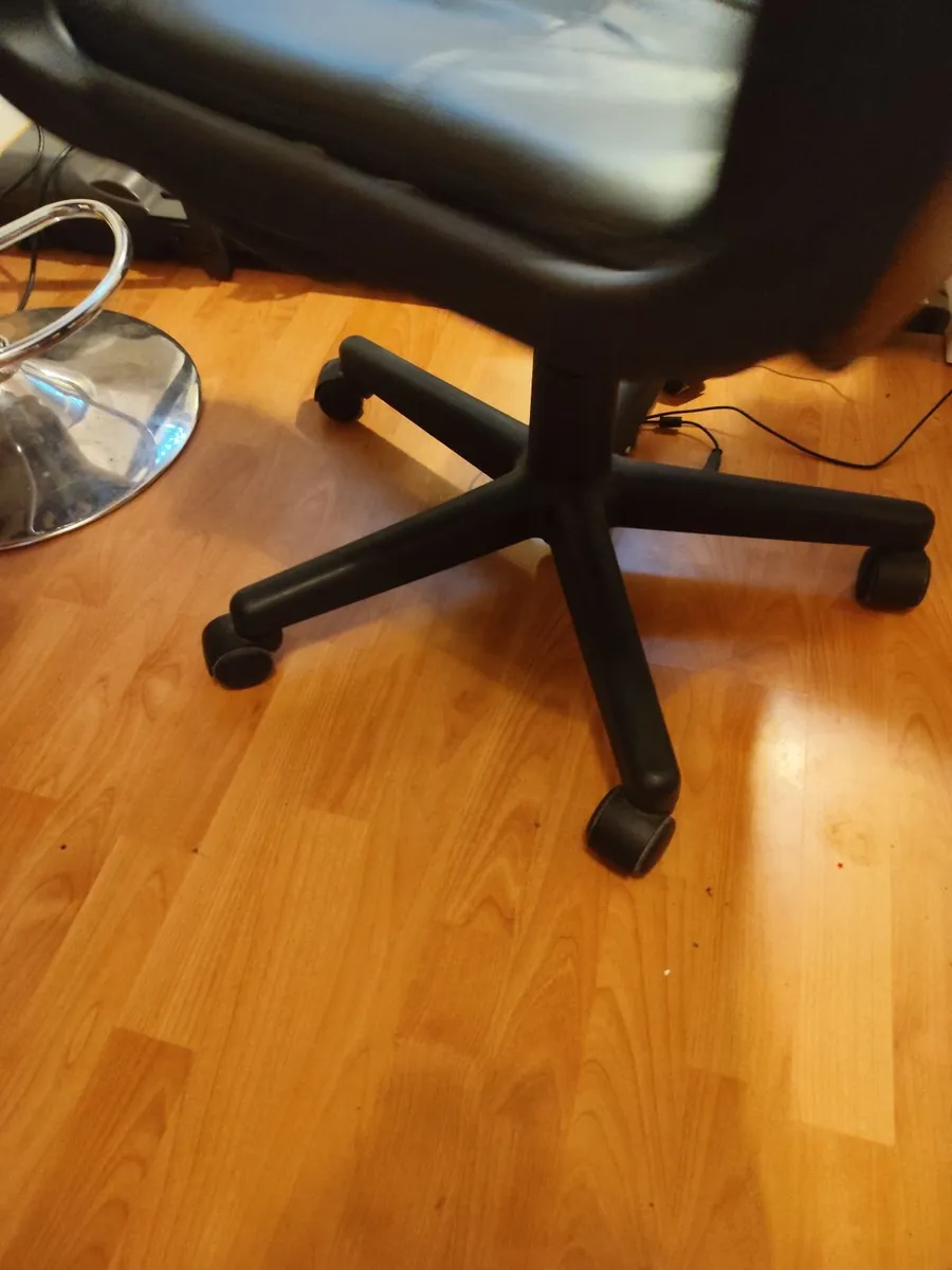 Black office chair - Image 1