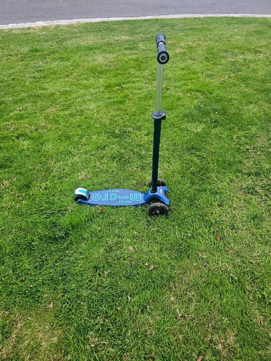 Maxi Micro Scooter with Light Up  Wheels - Image 2