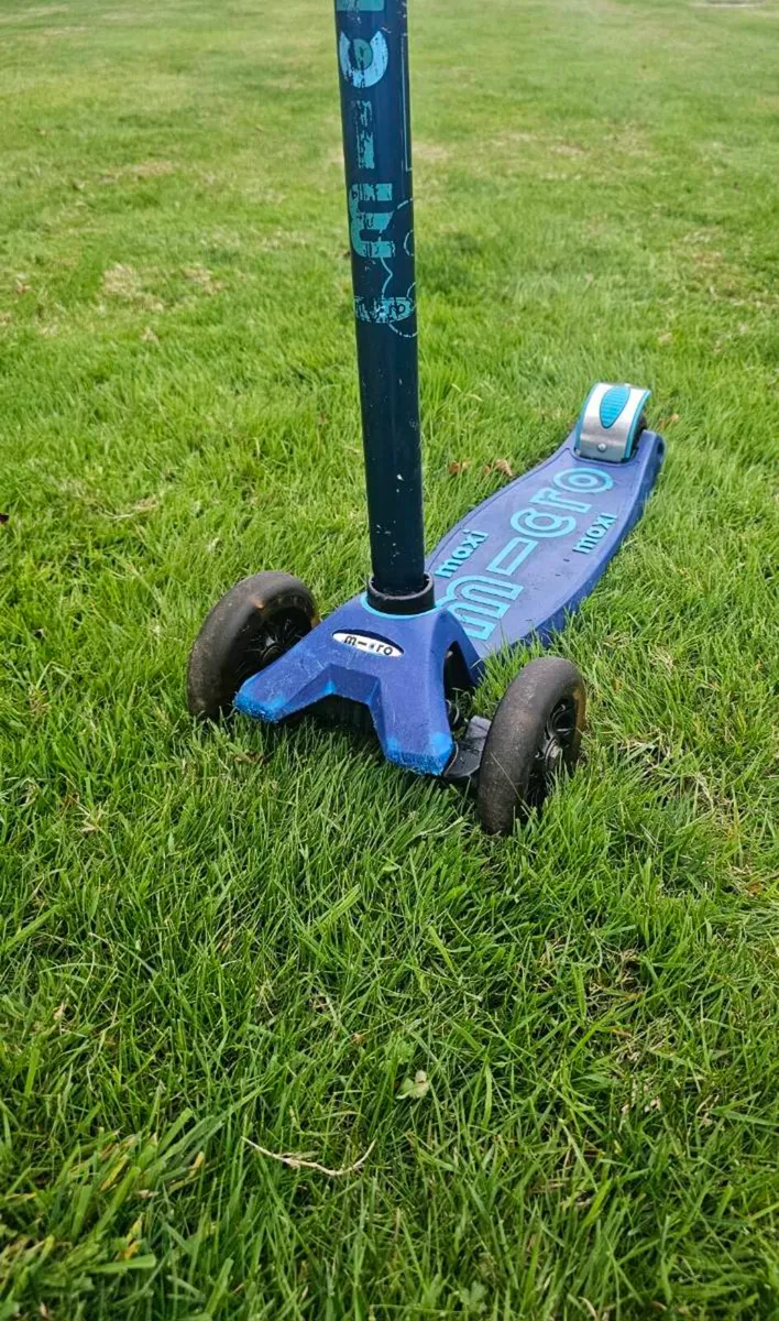 Maxi Micro Scooter with Light Up  Wheels - Image 3