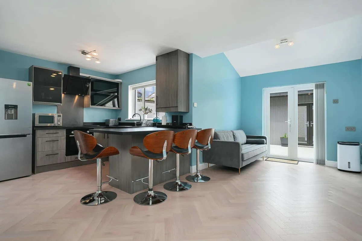Whole Kitchen + Stools - Image 3