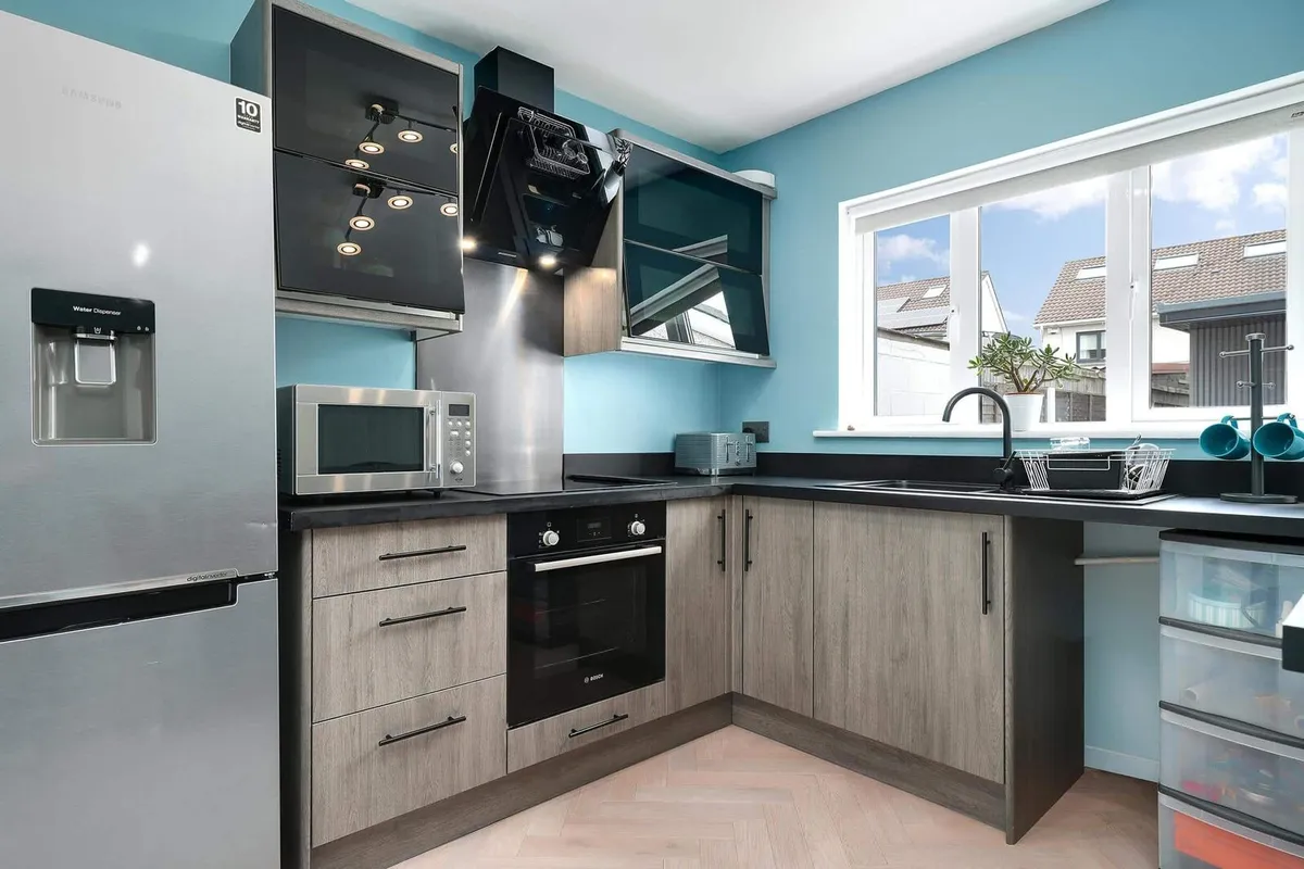 Whole Kitchen + Stools - Image 4