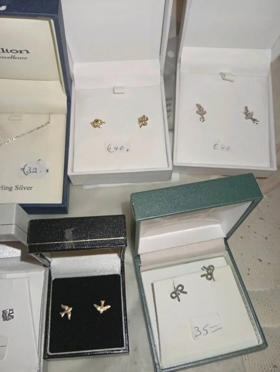 CLOSE DOWN JEWELLERY SALE 220 FOR LOT SLIVER GOLD - Image 1
