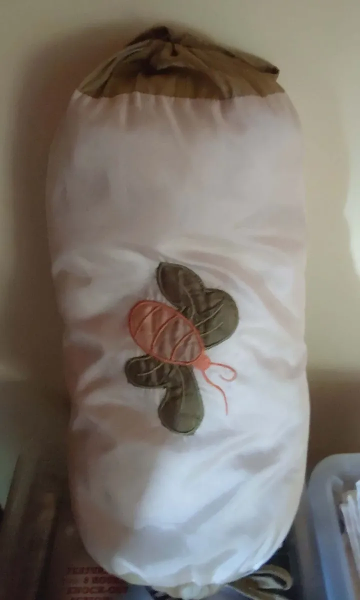 CUSHION WITH A DESIGN ON THE FRONT (USED). - Image 2