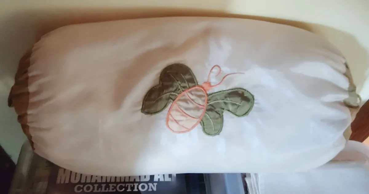 CUSHION WITH A DESIGN ON THE FRONT (USED). - Image 3
