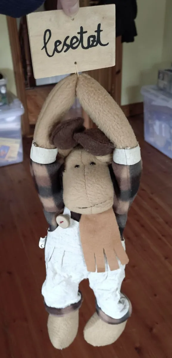REINDEER TOY WITH A BOARD & STRING. - Image 2