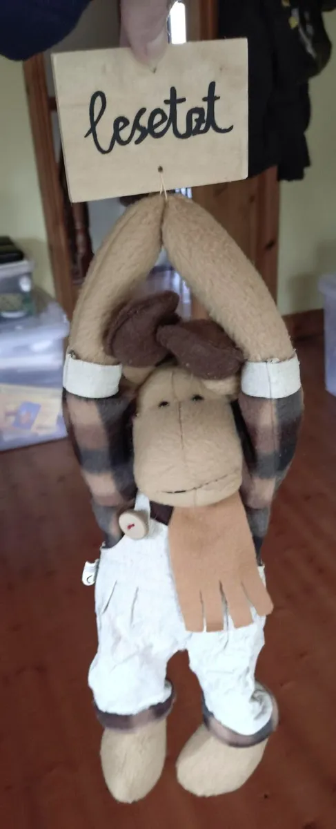 REINDEER TOY WITH A BOARD & STRING. - Image 1