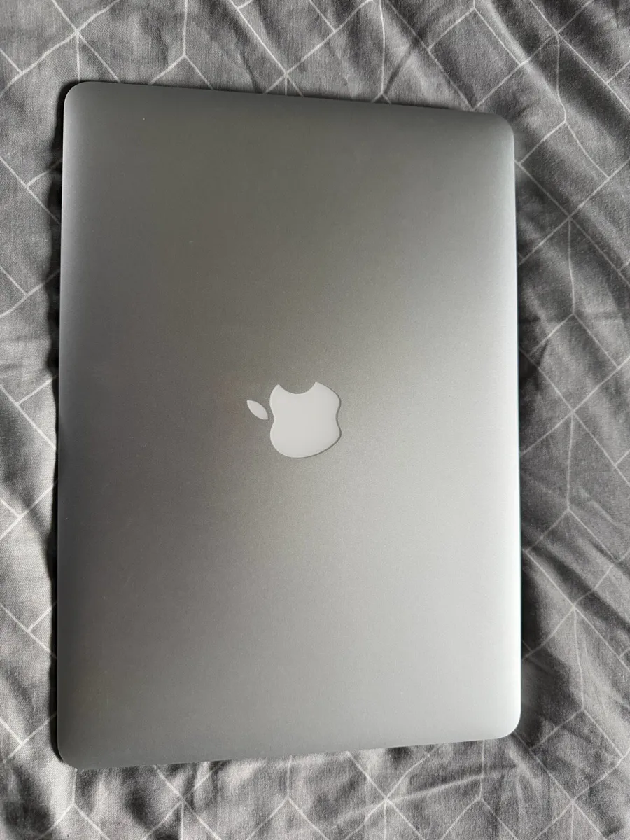 MacBook Air 2017 i5 - Image 1