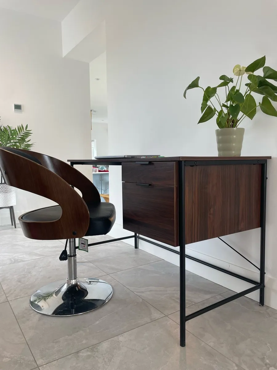 Office desk and chair - Image 1