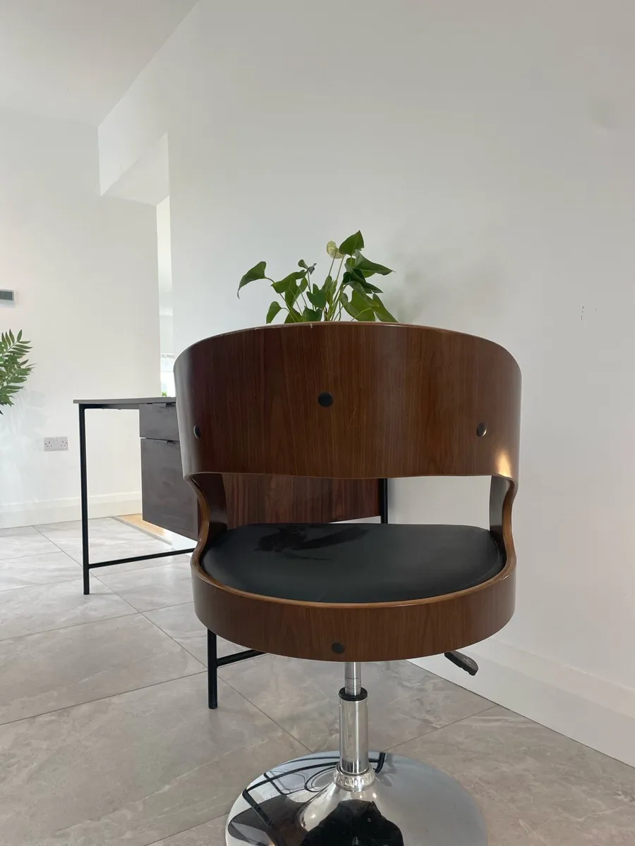 Office desk and chair - Image 3