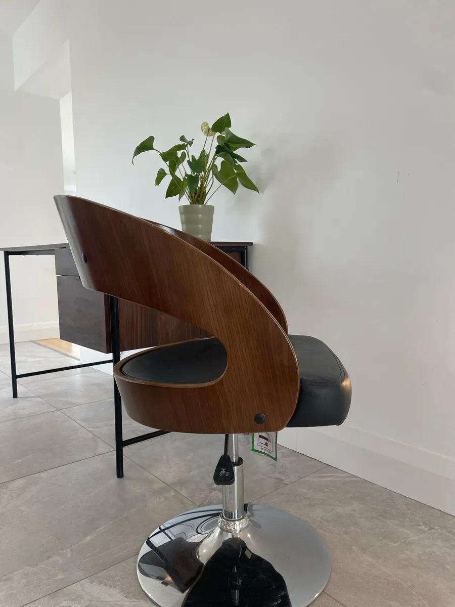 Office desk and chair - Image 4