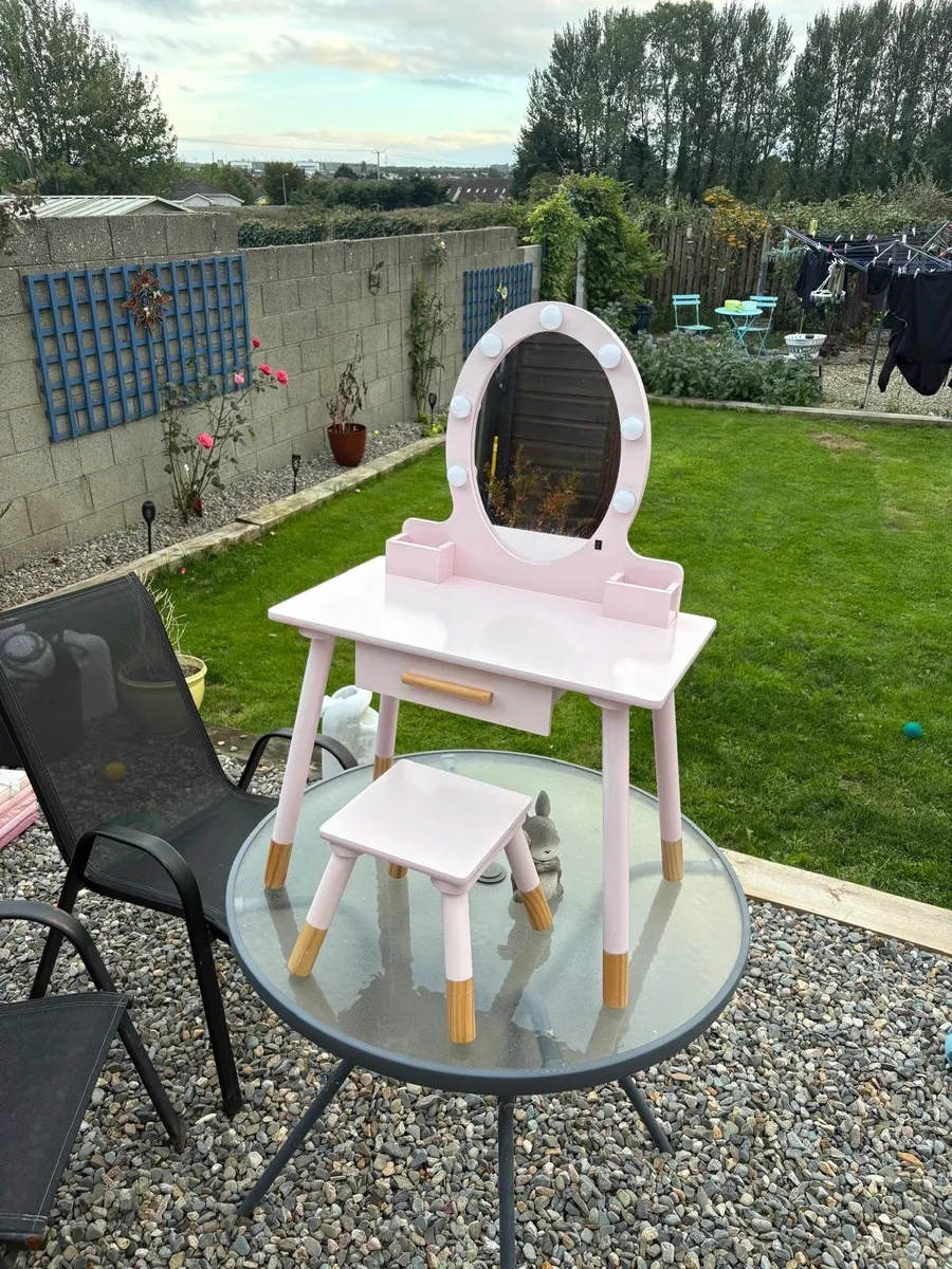 Girls make up dress up table