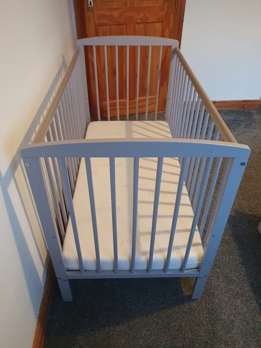 Baby Elegance Cot w/mattress - Image 4