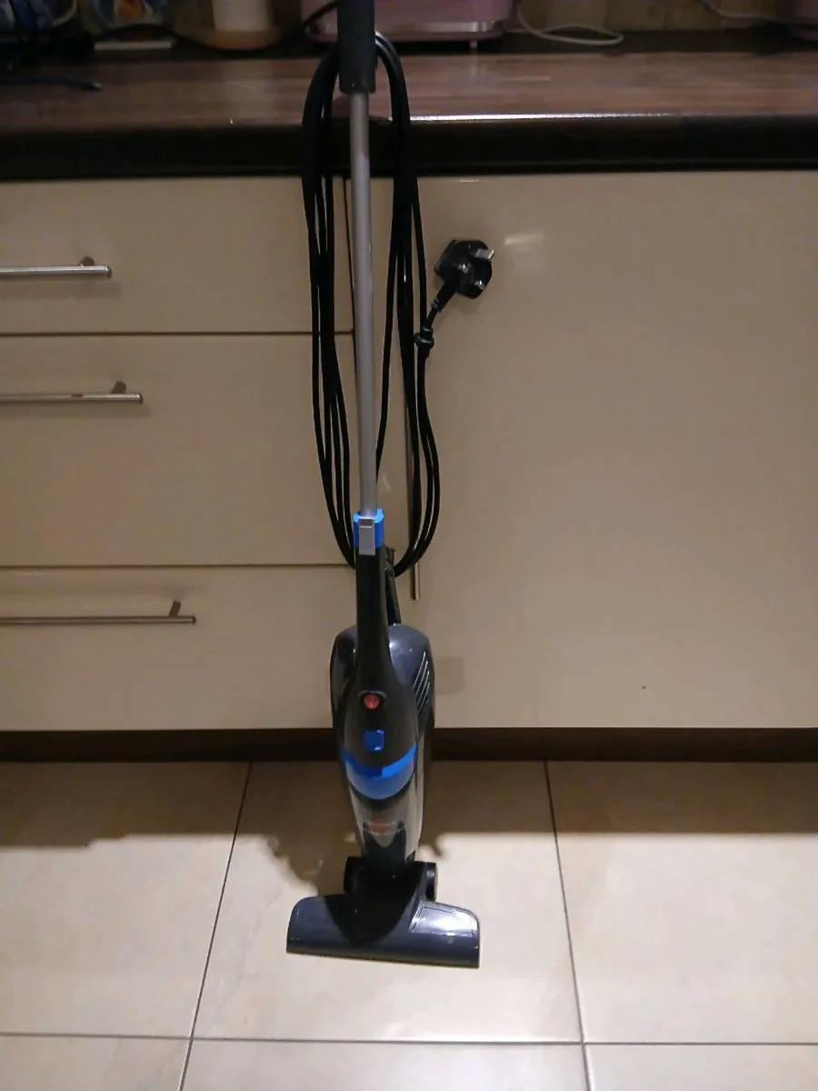 BISSELL STICK VACUM CLEANER BAGLESS LIKE NEW - Image 3