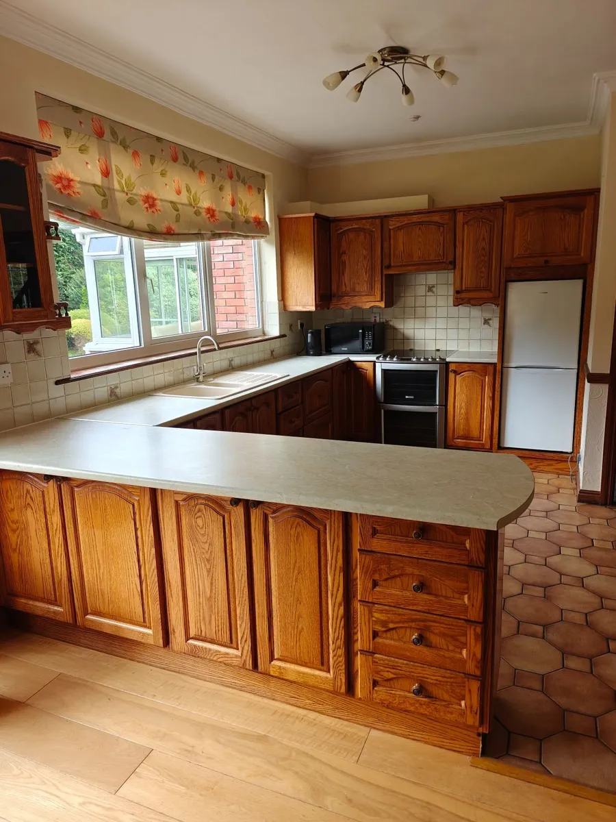 Solid oak kitchen plus appliances - Image 1