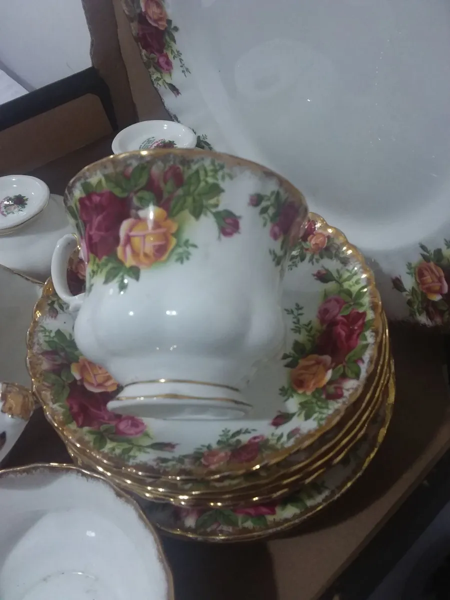 ROYAL ALBERT OLD COUNTRY ROSES CHINA - Image 1