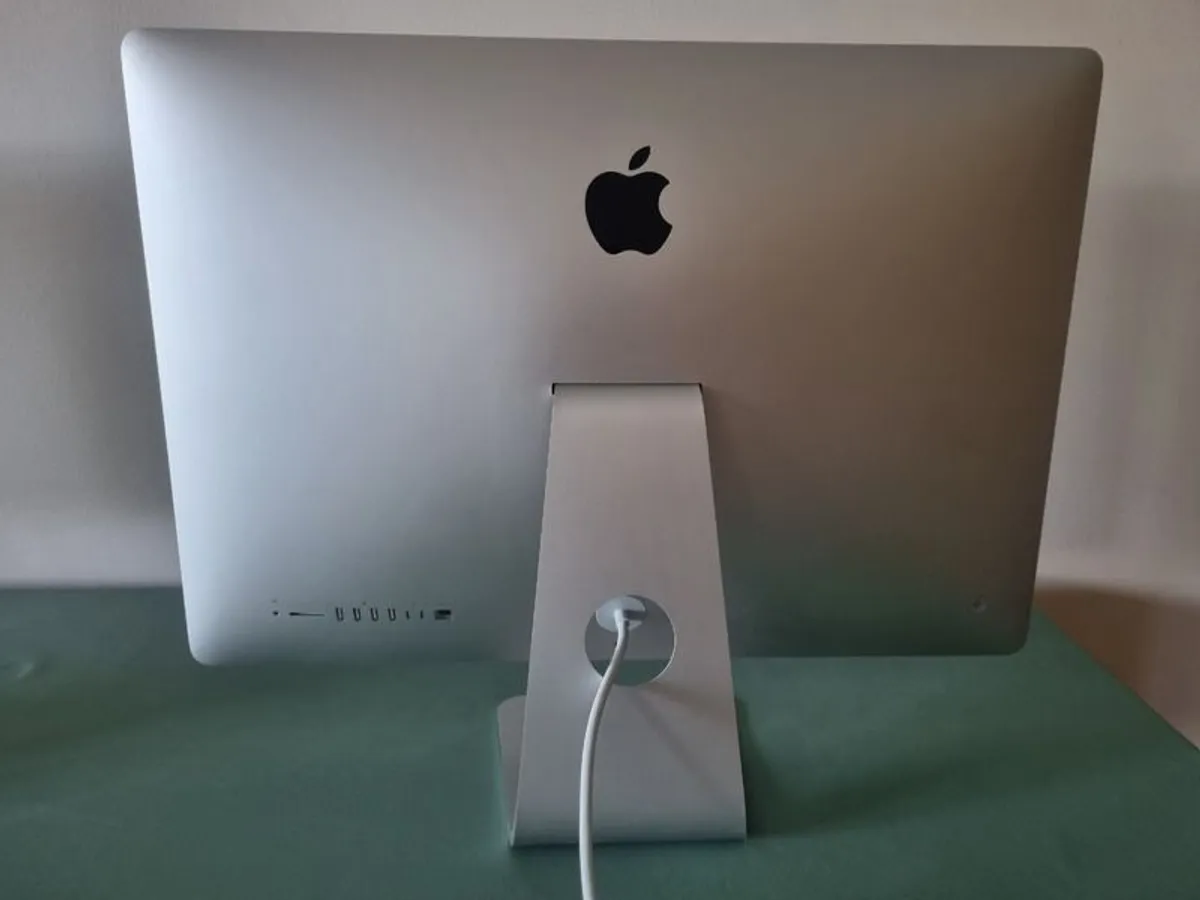 iMac 27" 5K (Mid 2020) - i7 3.8GHz / 32GB RAM / 1TB SSD - Perfect Condition - Image 2