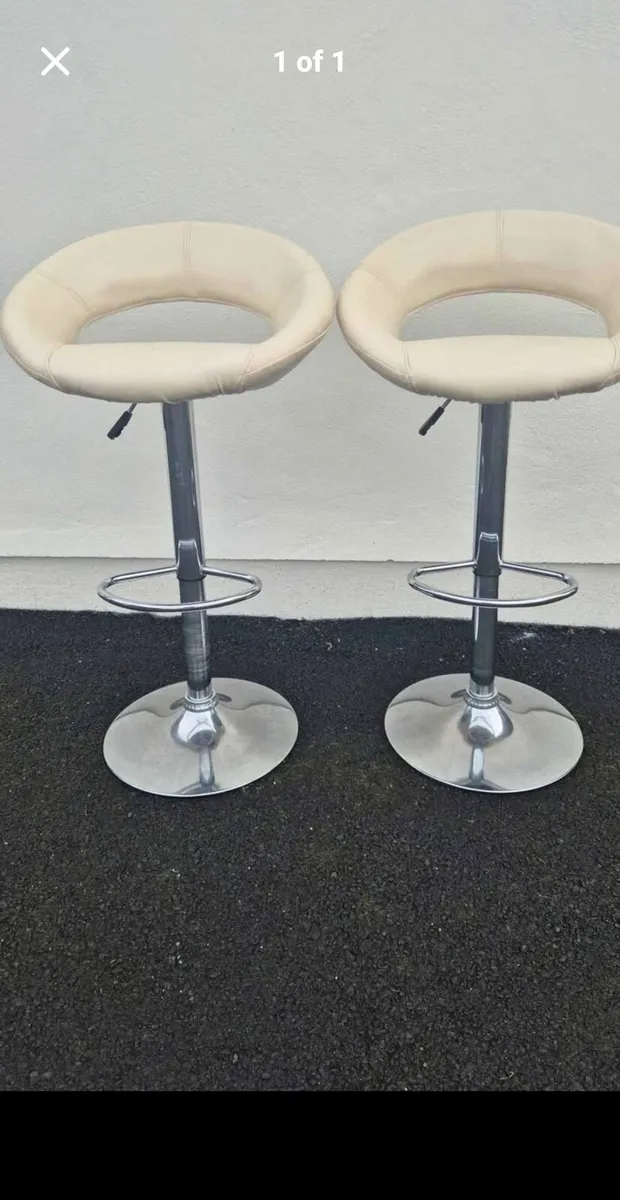 2 x Barstools