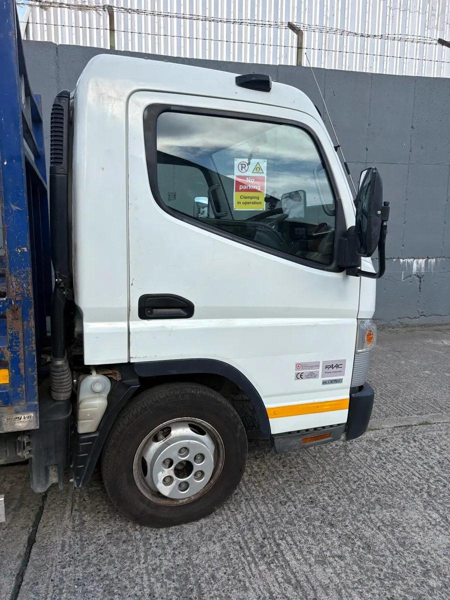 2019 3.5Tonne Mitsubishi Fuso Cantor flat bed - Image 2