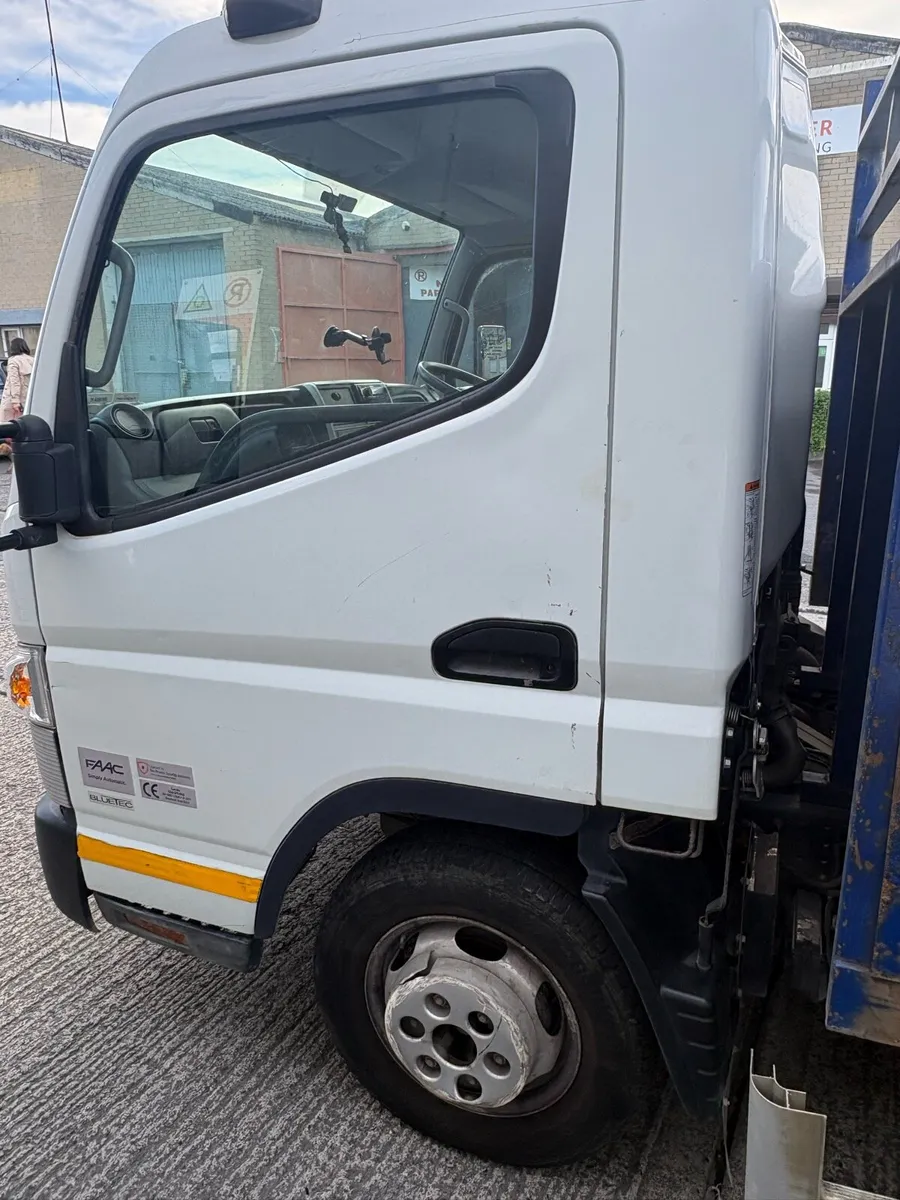 2019 3.5Tonne Mitsubishi Fuso Cantor flat bed - Image 3