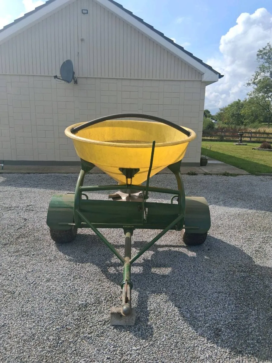 Fertiliser spreader - Image 1