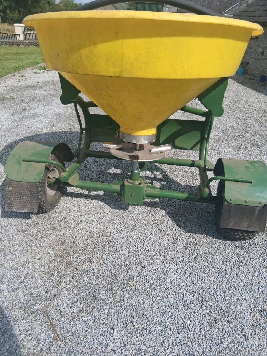 Fertiliser spreader - Image 2