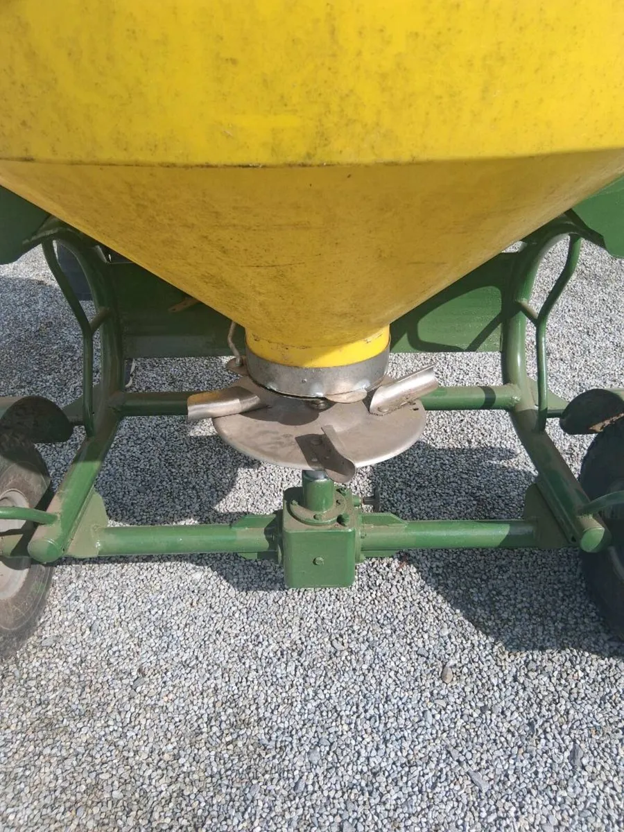 Fertiliser spreader - Image 3