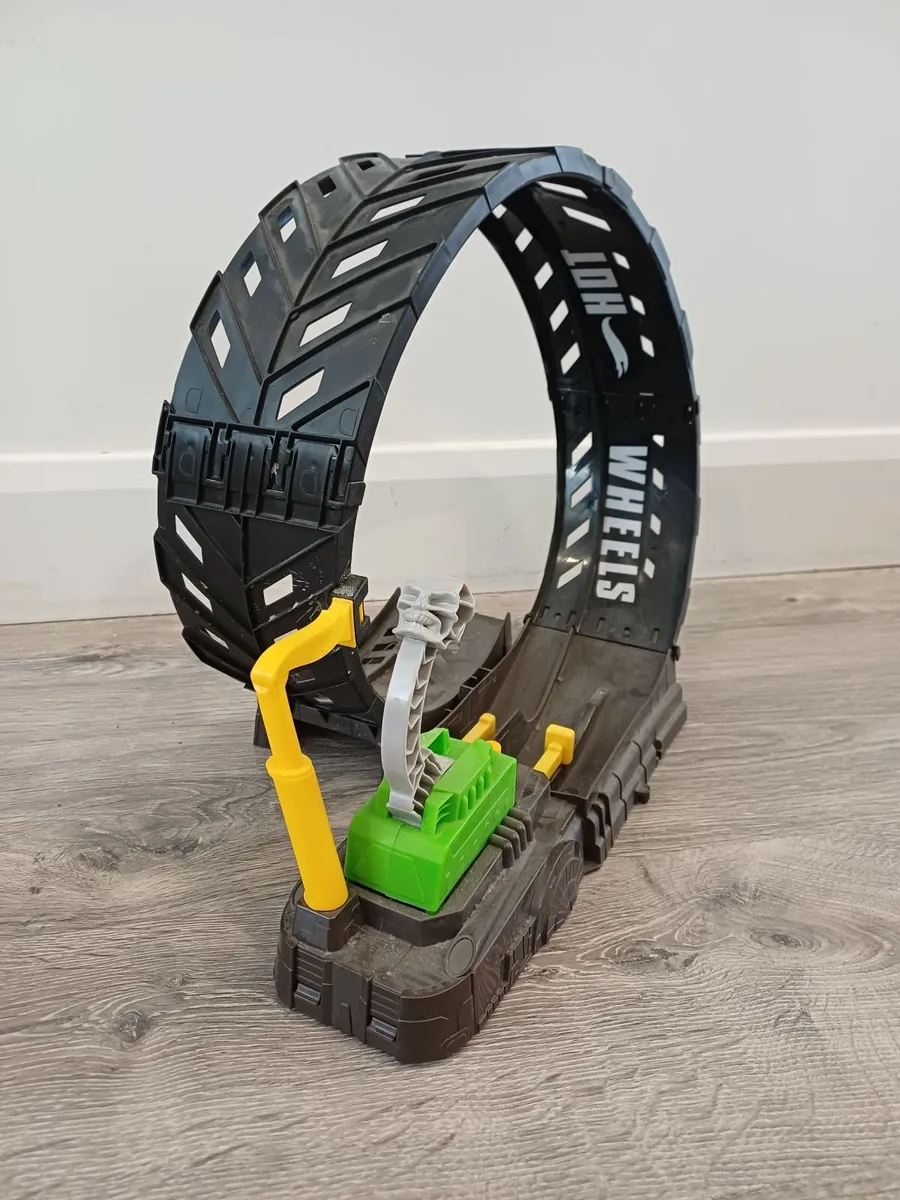 FREE Hot wheels track - Image 2