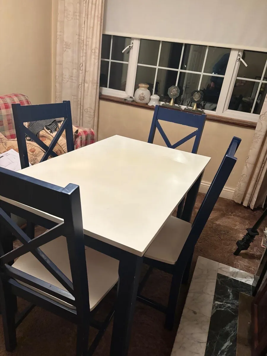 Solid kitchen table and chairs *good condition - Image 1