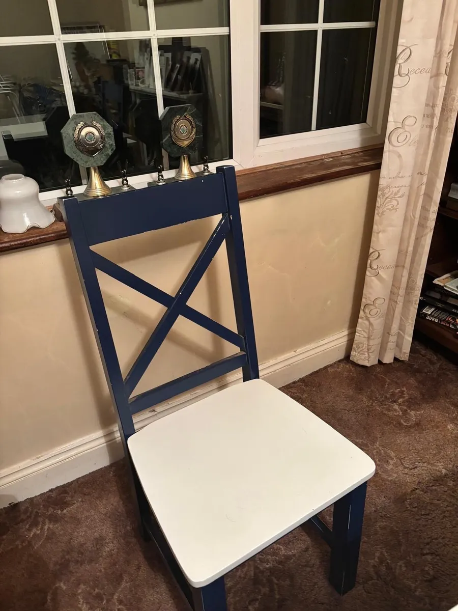 Solid kitchen table and chairs *good condition - Image 3