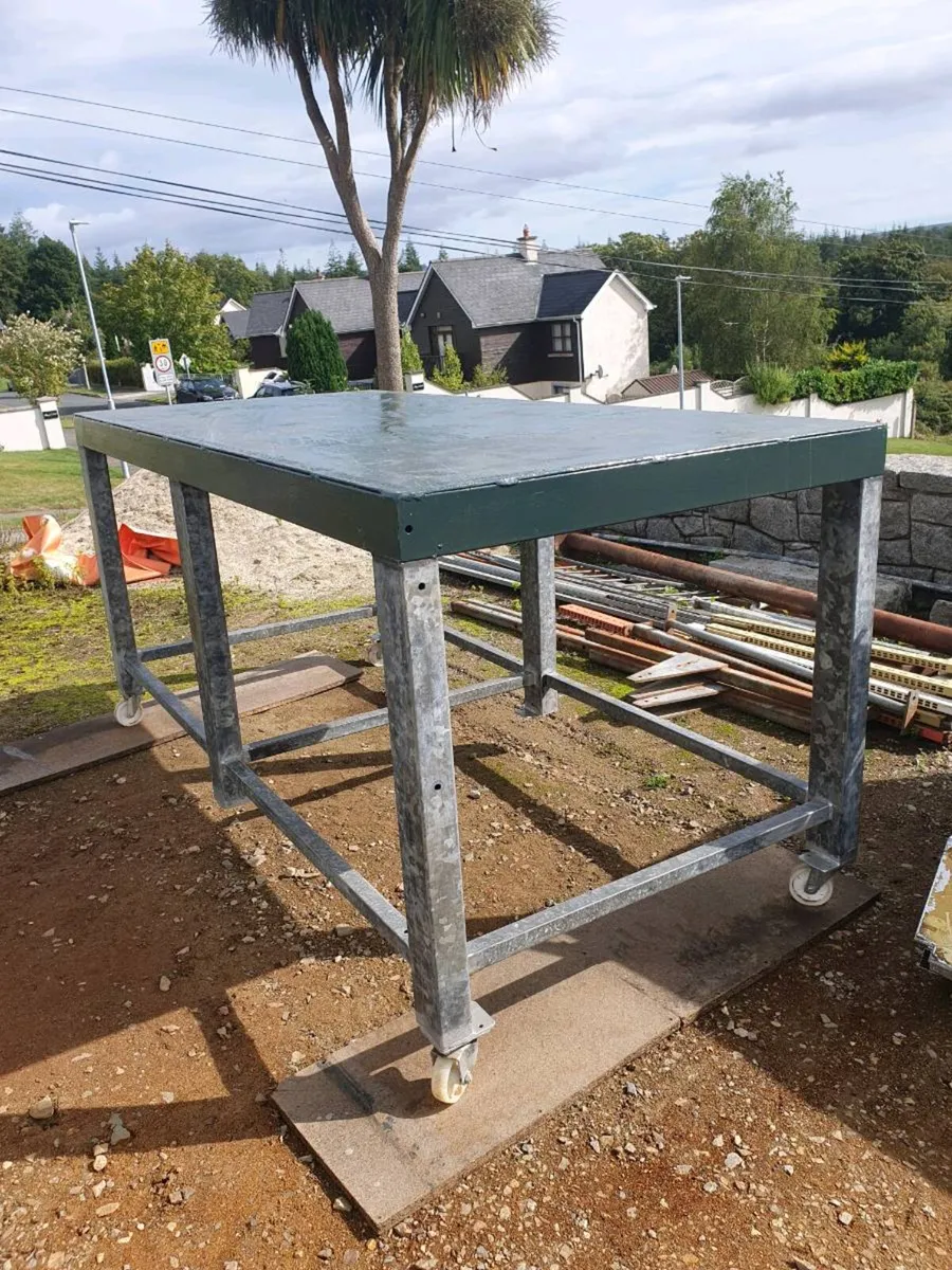 Heavy-duty steel work bench - Image 1