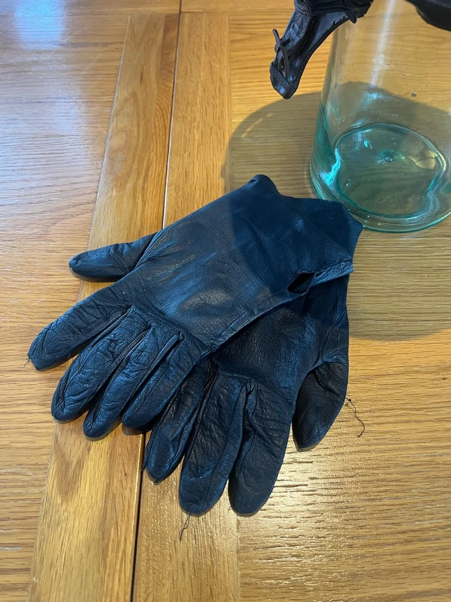 Antique/Vintage Leather Motorcycle Helmet & Gloves - Image 4