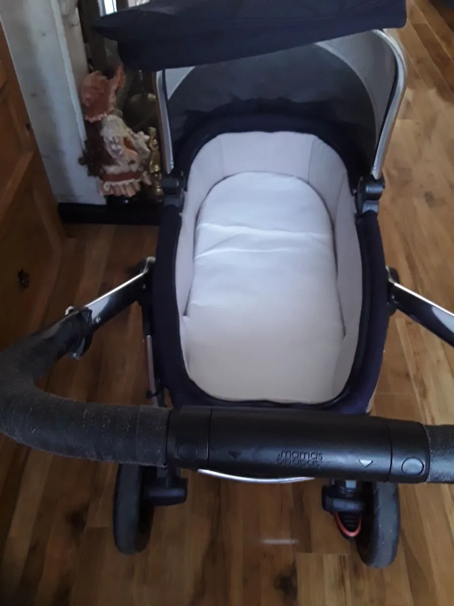 Lovely Navy Mamas and Papas pram as new - Image 4