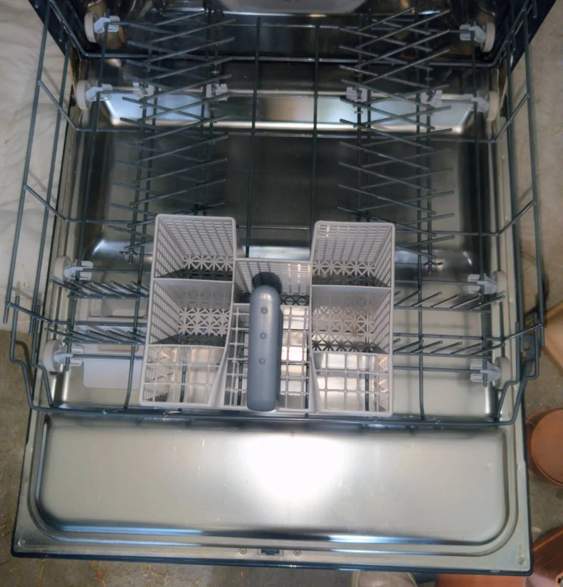 Whirlpool 6th Sense Black Dishwasher - Image 3