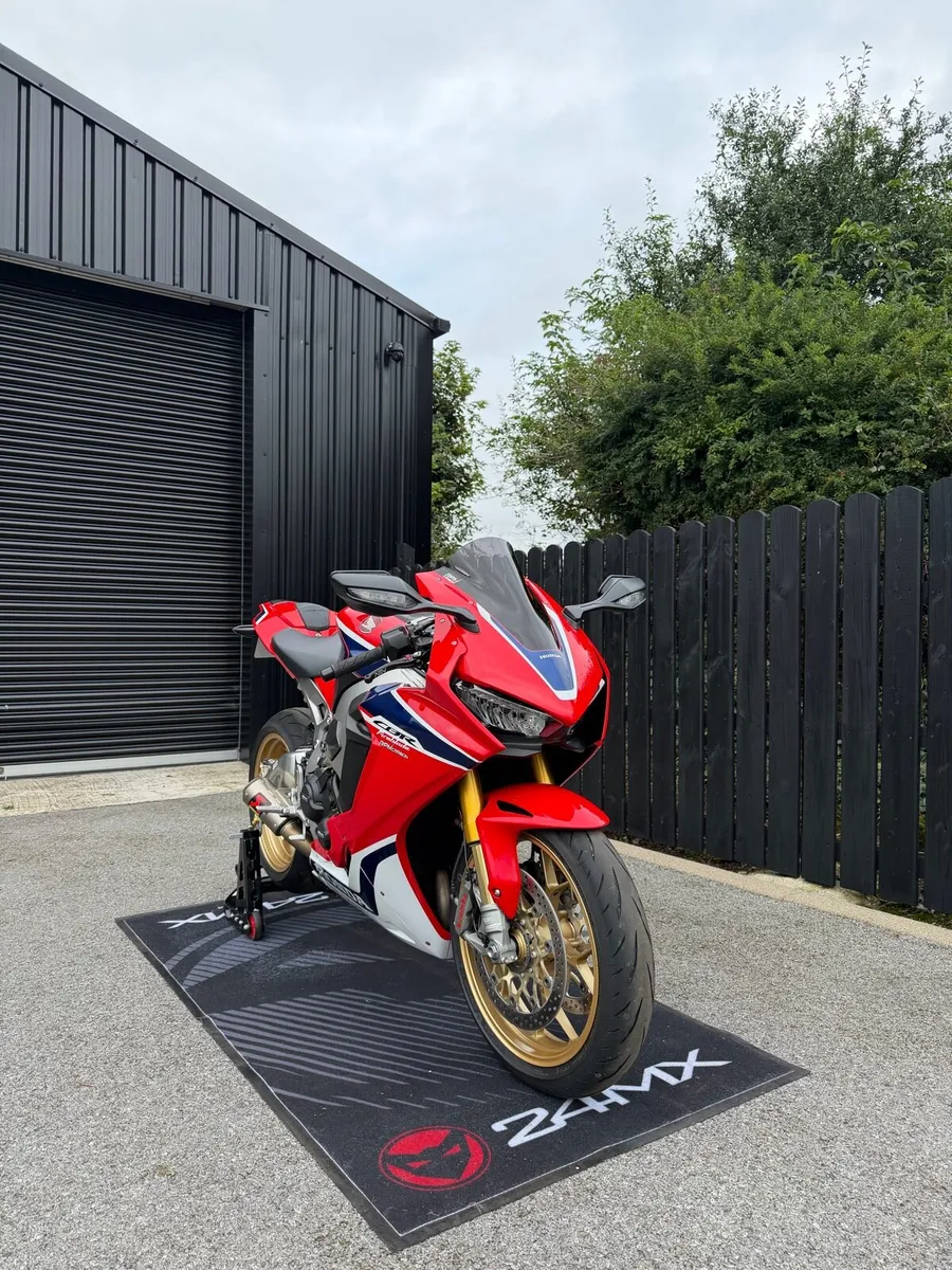 2017 honda cbr1000RR fireblade (low miles) - Image 1