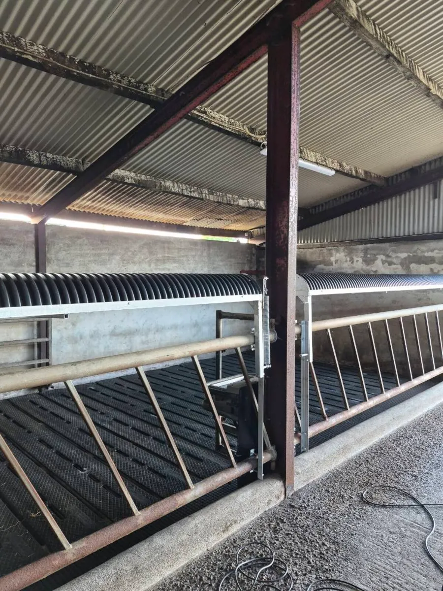 #Drop down feeding trough# - Image 2