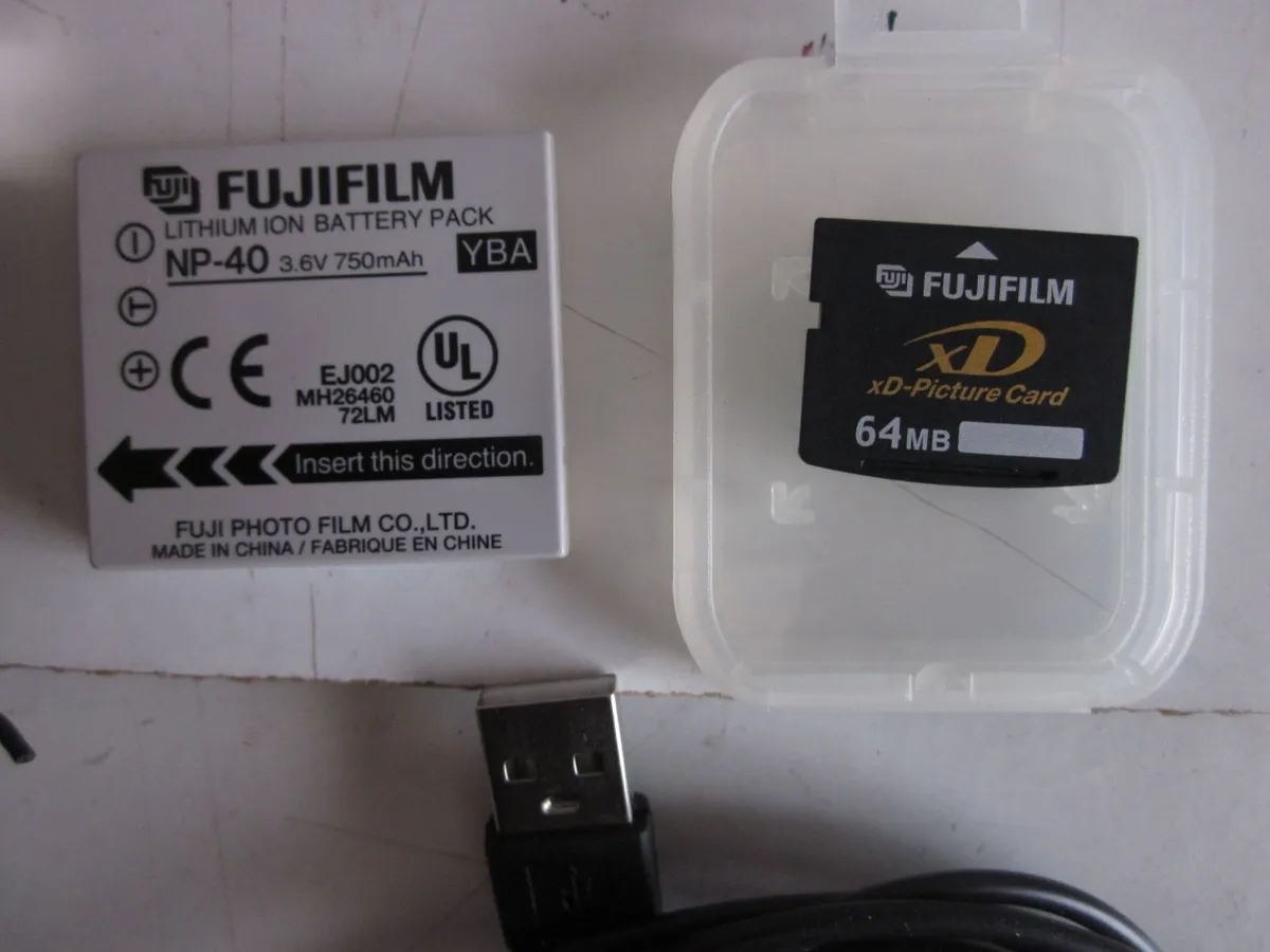 Fujifilm FinePix Z2 Zoom Digital Camera - Image 3