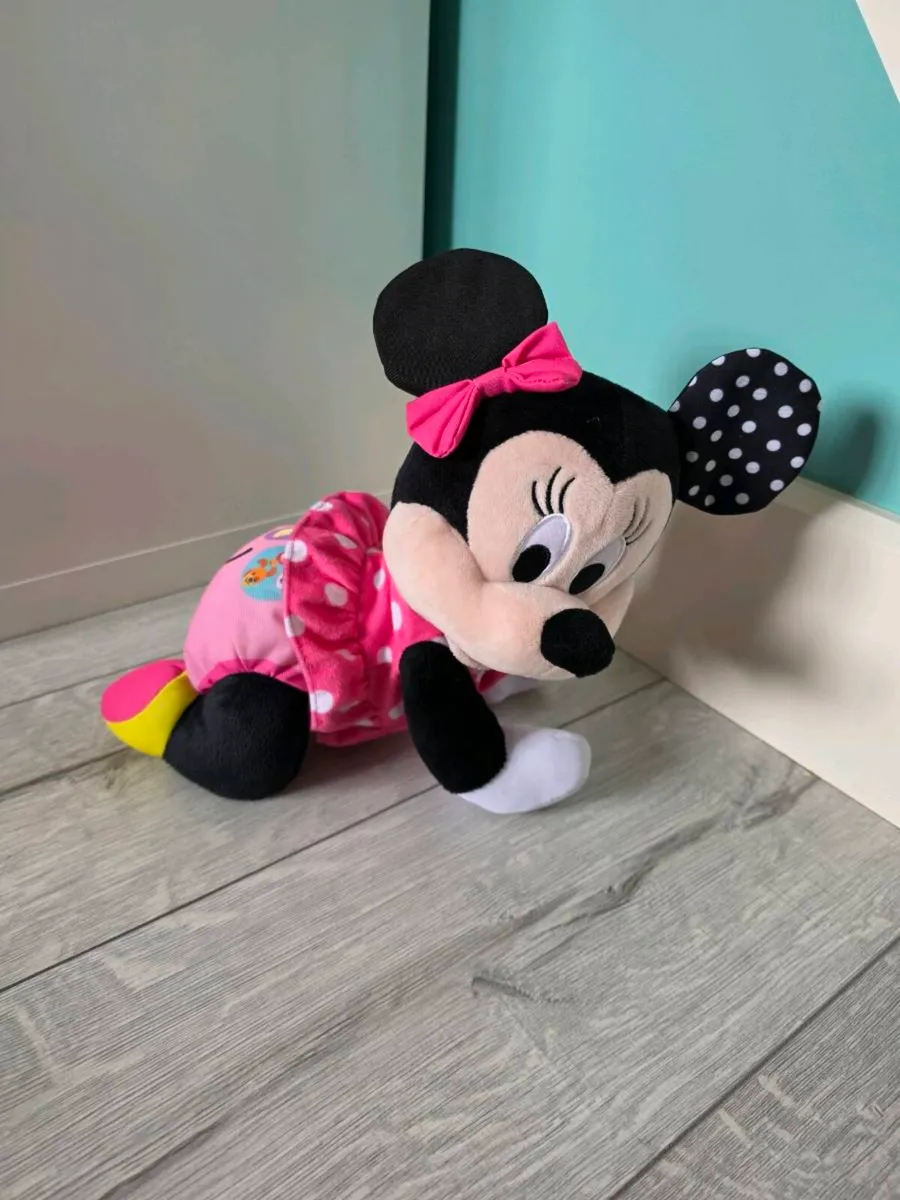 Minnie crawl with me - Image 1