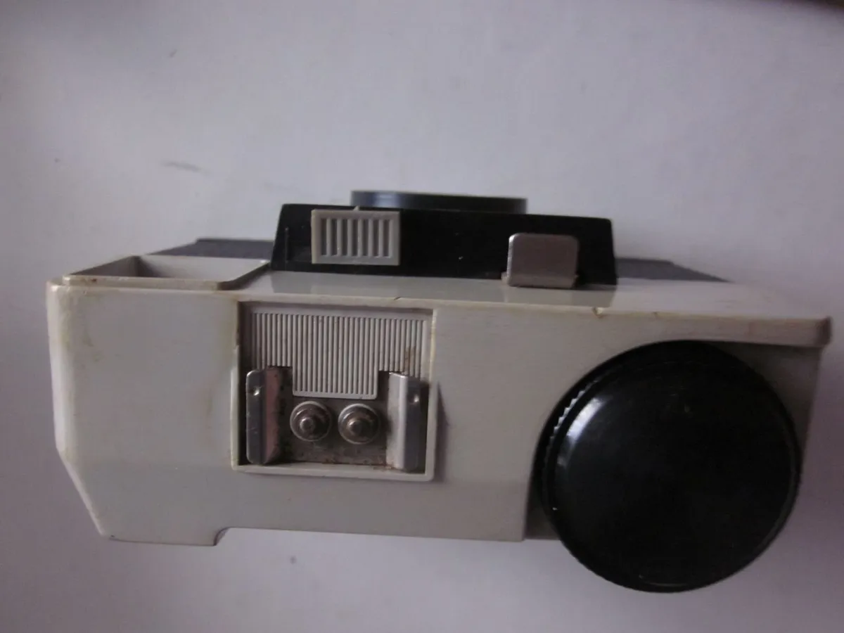 Kodak Instamatic 25 vintage 126 film Camera Winds& - Image 3