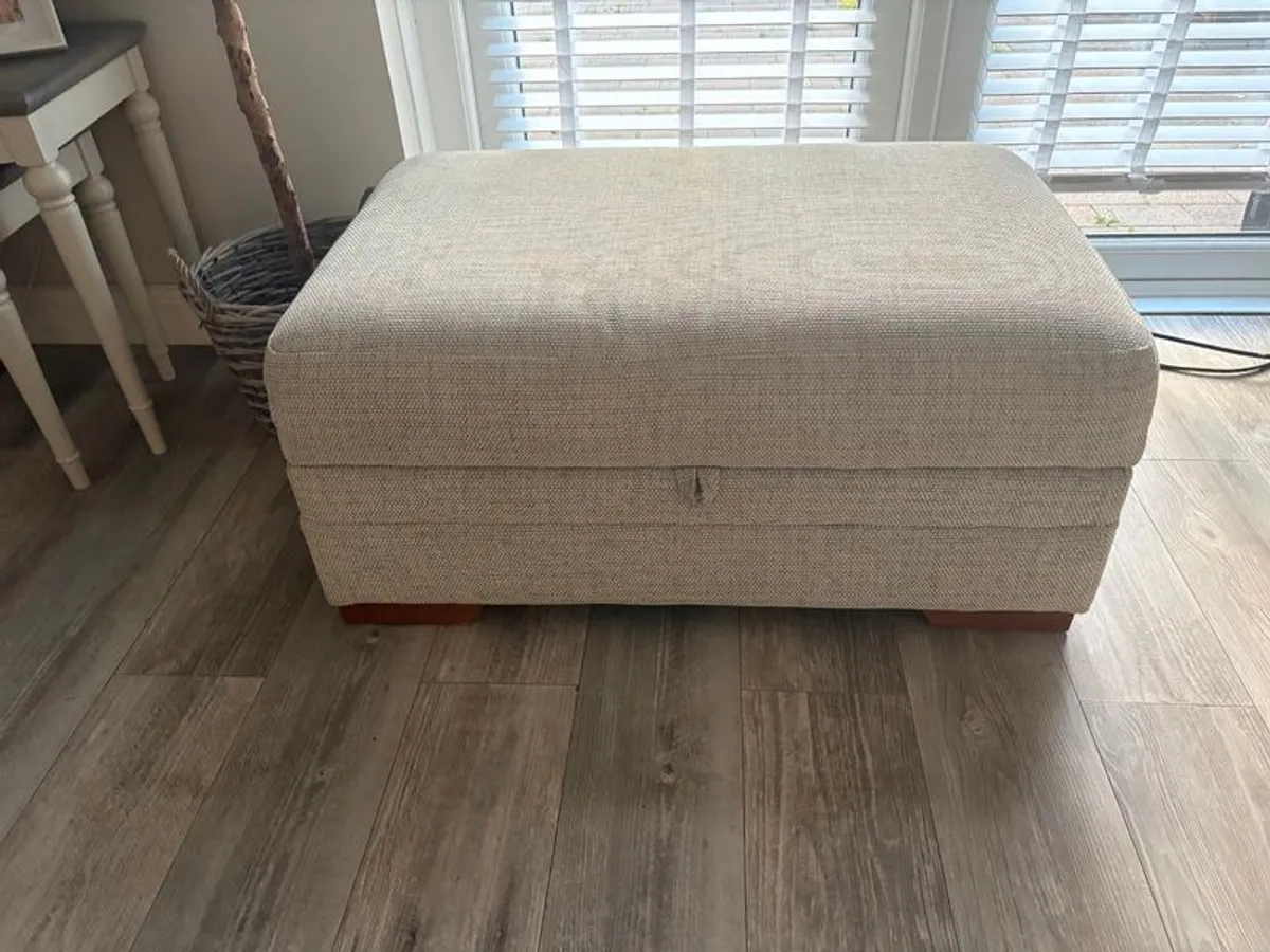 Sophia footstool DFS - Image 1