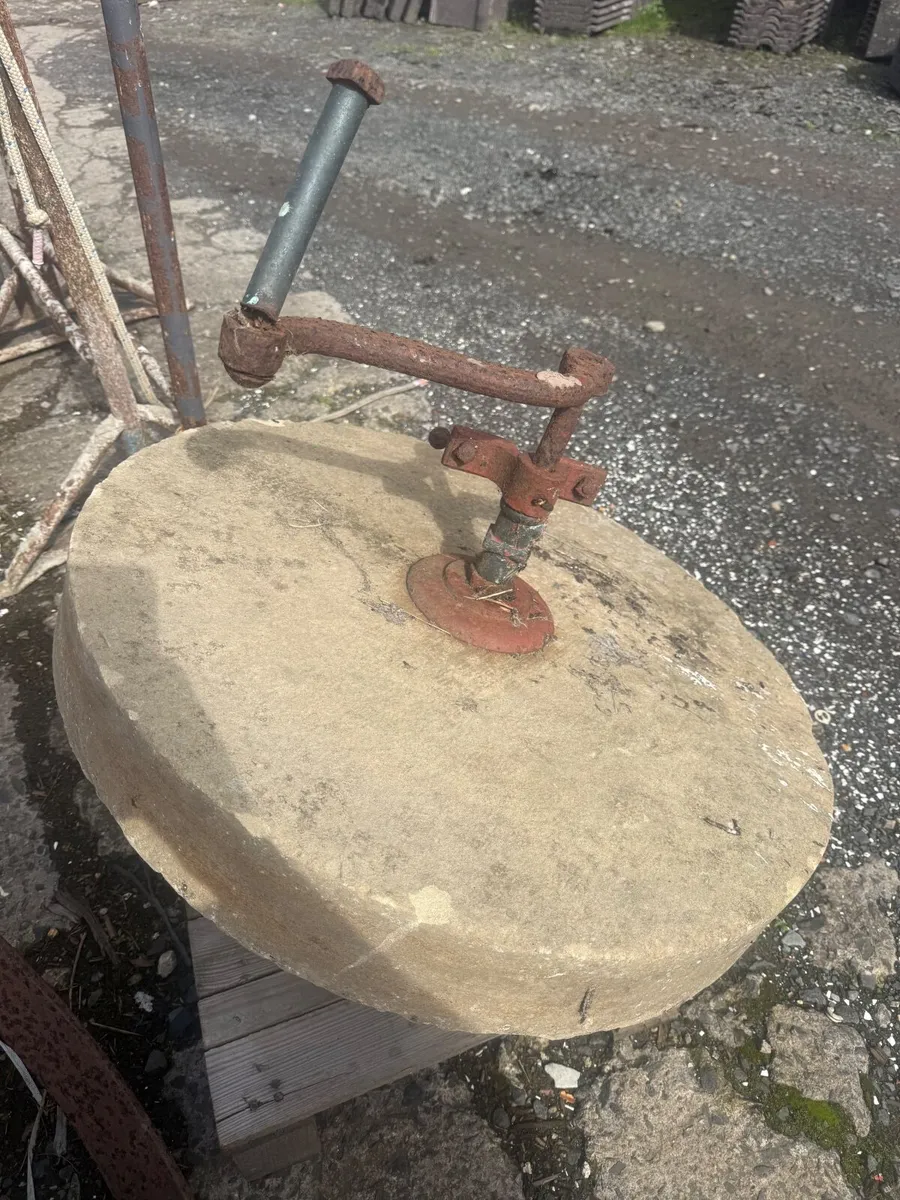 Large sandstone grinding wheel. 28 inch. - Image 2