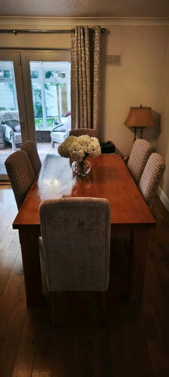 Table and chairs - Image 4