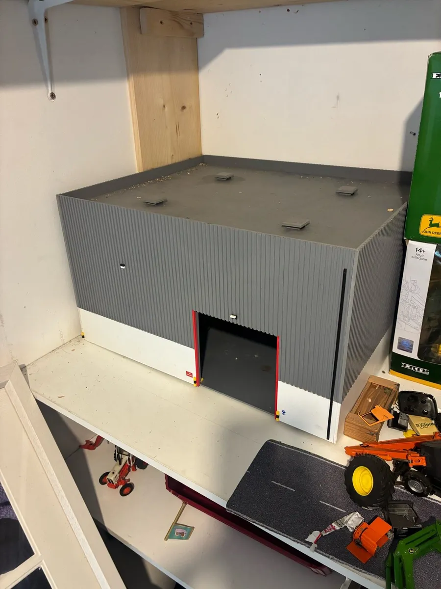 1:50-1:32 scale garage workshop - Image 1
