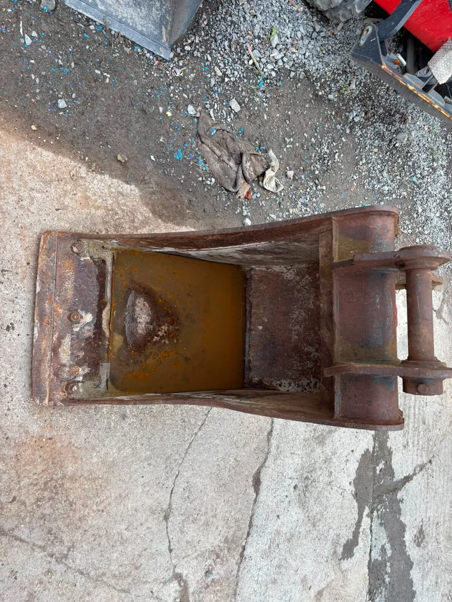 Excavator digging bucket - Image 4